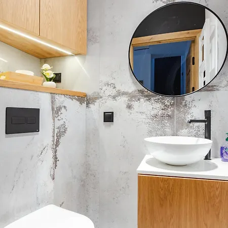 27p Lakeside Retreat By Bookinghost