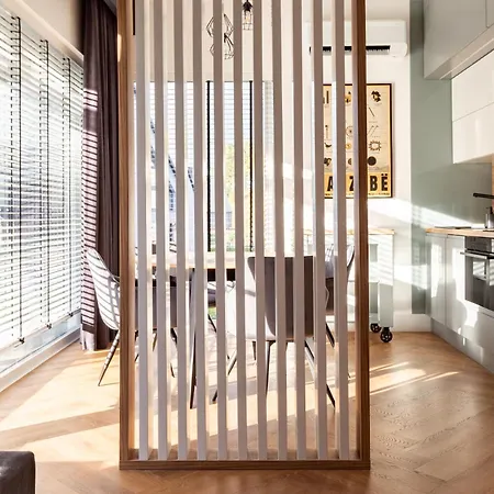 27p Lakeside Retreat By Bookinghost *