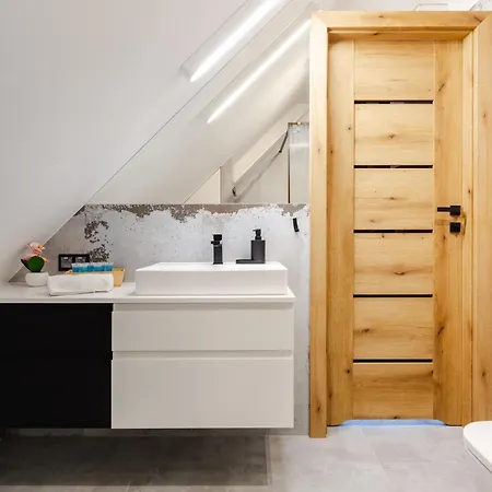 27p Lakeside Retreat By Bookinghost *