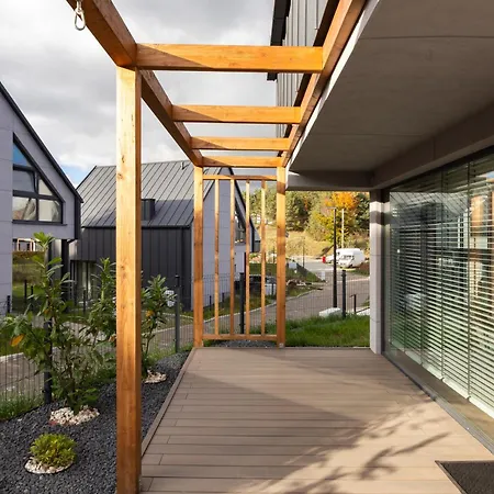 27p Lakeside Retreat By Bookinghost