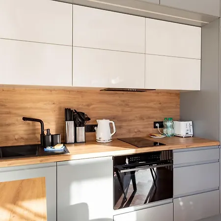 27p Lakeside Retreat By Bookinghost *