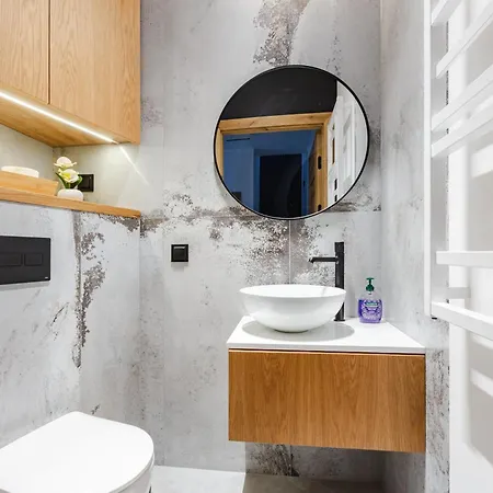 27p Lakeside Retreat By Bookinghost