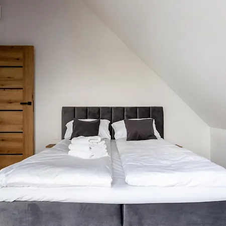 27p Lakeside Retreat By Bookinghost Laczyno