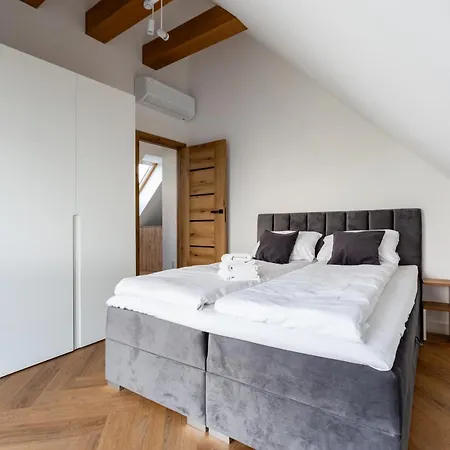 27p Lakeside Retreat By Bookinghost * Laczyno