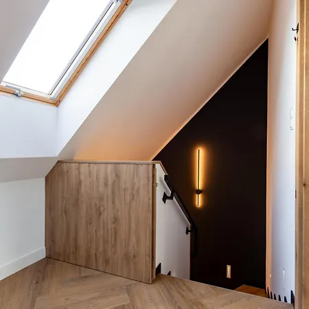 27p Lakeside Retreat By Bookinghost