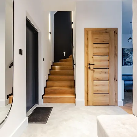 27p Lakeside Retreat By Bookinghost *