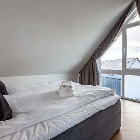 27p Lakeside Retreat By Bookinghost * Laczyno