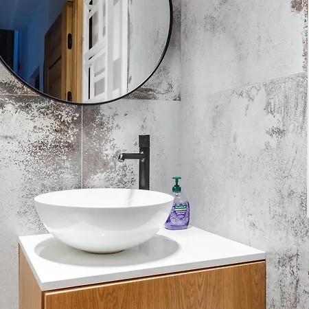 27p Lakeside Retreat By Bookinghost * Laczyno