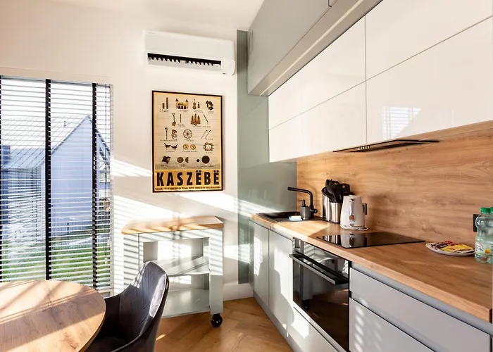 27p Lakeside Retreat By Bookinghost Laczyno