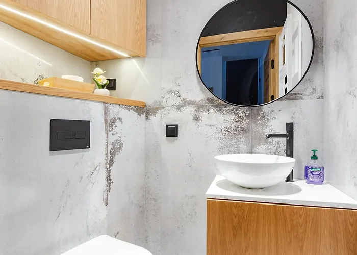 27p Lakeside Retreat By Bookinghost