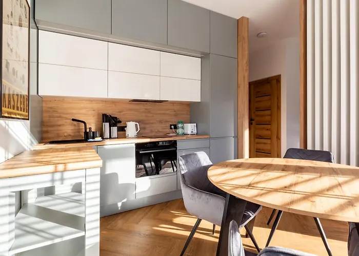 27p Lakeside Retreat By Bookinghost * Laczyno