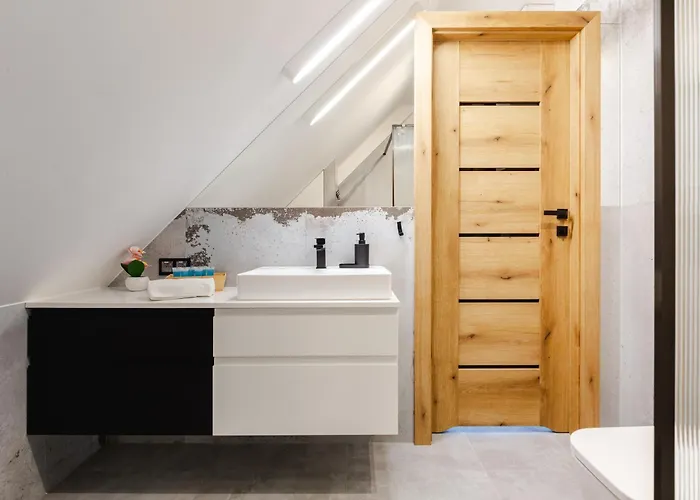 27p Lakeside Retreat By Bookinghost *