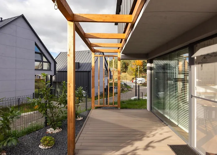 27p Lakeside Retreat By Bookinghost