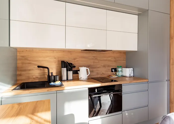 27p Lakeside Retreat By Bookinghost *