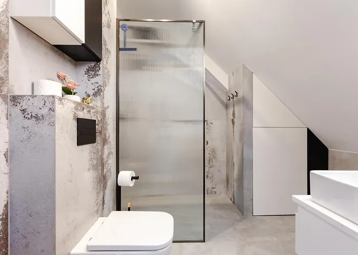 27p Lakeside Retreat By Bookinghost * Laczyno