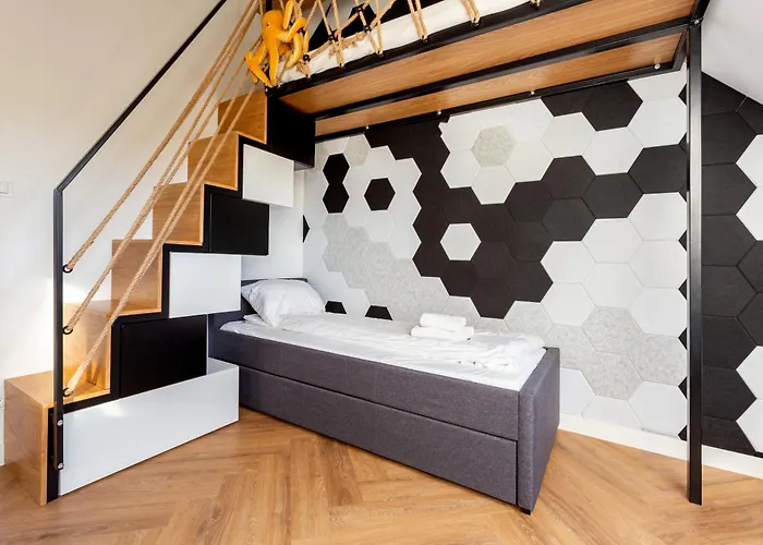 27p Lakeside Retreat By Bookinghost * Laczyno