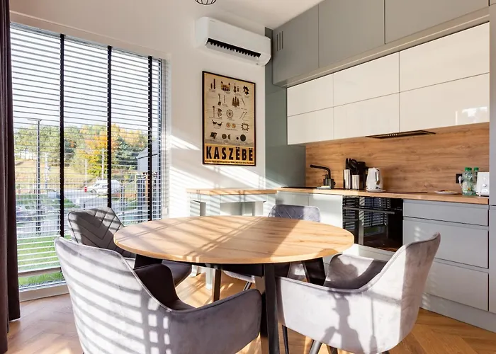 27p Lakeside Retreat By Bookinghost