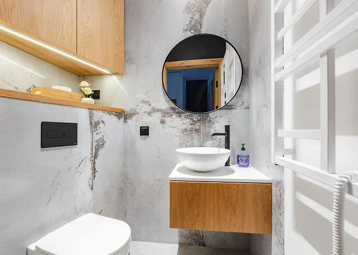 27p Lakeside Retreat By Bookinghost