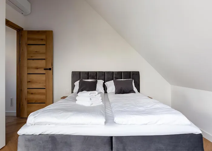 27p Lakeside Retreat By Bookinghost Laczyno