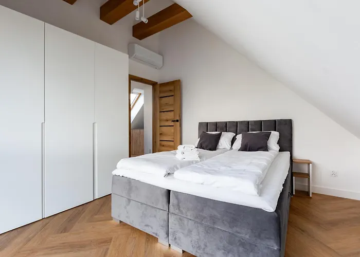 27p Lakeside Retreat By Bookinghost * Laczyno