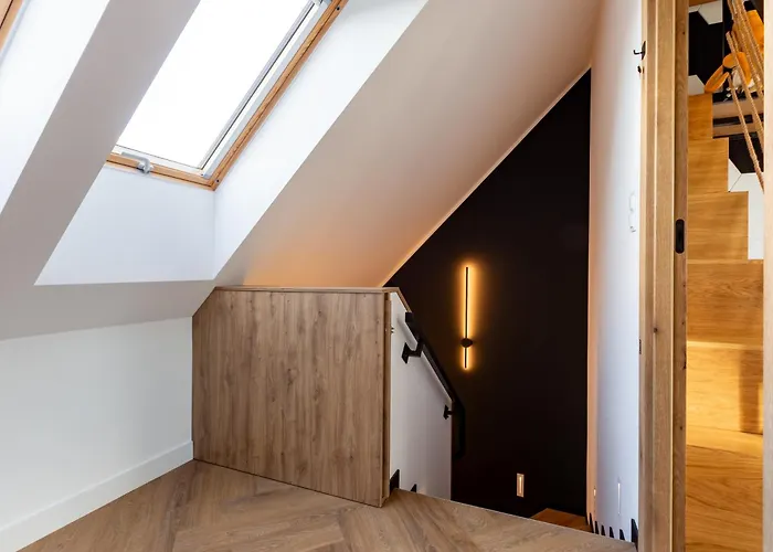 27p Lakeside Retreat By Bookinghost