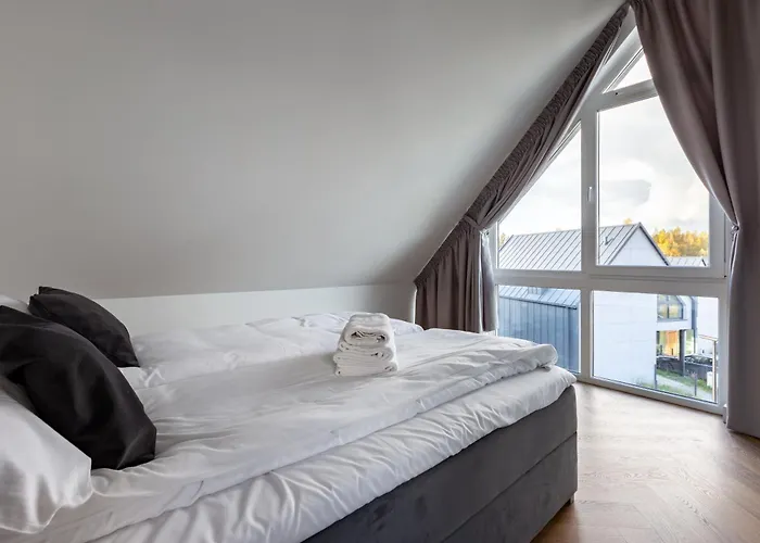 27p Lakeside Retreat By Bookinghost * Laczyno