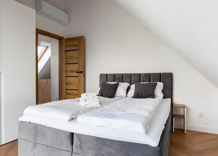 27p Lakeside Retreat By Bookinghost *